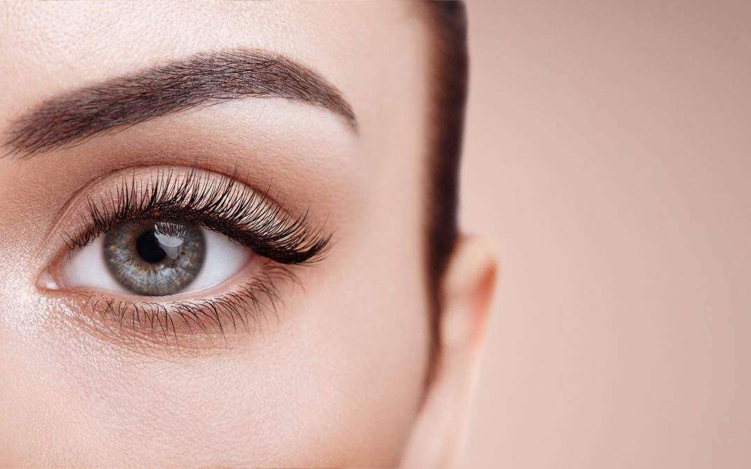 How to Apply False Eyelashes